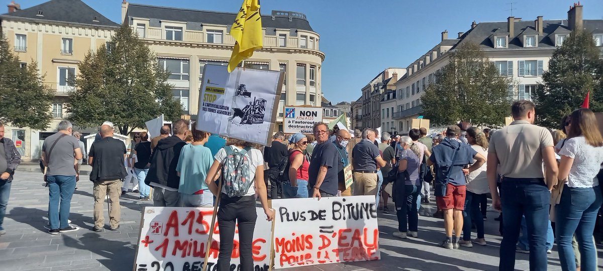 La_Deroute's tweet image. 📷🎞 SAISON d'AUTOMNE 🍂✨
— retour d'action | date 5
/action bonus en travers de la route !
— à #Chartes, ce samedi 7 octobre.

Le projet de l'#A154 #A120, c'est 660ha de terres agricoles et naturels destinées à finir sous le bitume pour un coût estimé d'un 1Mds€ ... C'est NON!