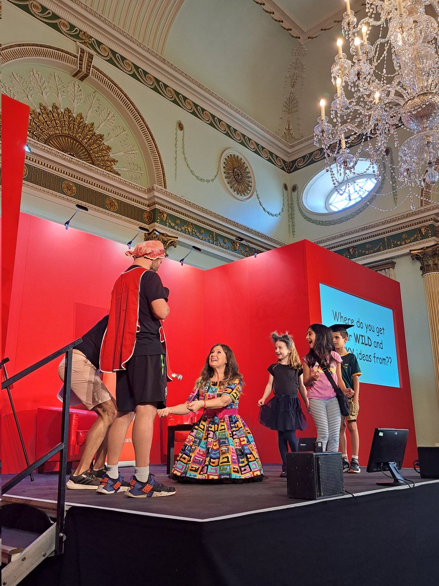 Drama! Panic! Chaos! And a LOT of fun with the BRILLIANT @Pamela_Butchart and Izzy and the gang at today's @bathkidslitfest 🌟 there's werewolves and beasts and DEMON dinner ladies and they're all on the LOOSE in Bath! 👩‍🍳😱