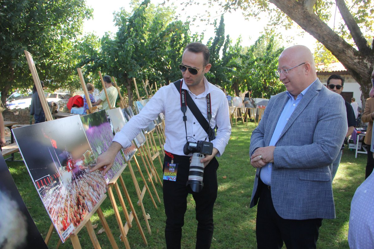 MUBASEP's tweet photo. Sergimize katılan Menteşe Kaymakamı Mehmet Eriş ve Menteşe Belediye Başkanı Bahattin Gümüş, sergiyi gezerek fotoğrafların hikayeleri ve teknik bilgileri ile ilgili arkadaşlarımızdan bilgiler aldı. Başkan Gümüş daha sonra platformumuza plaket takdim etti. https://t.co/wgTmWOnhqR