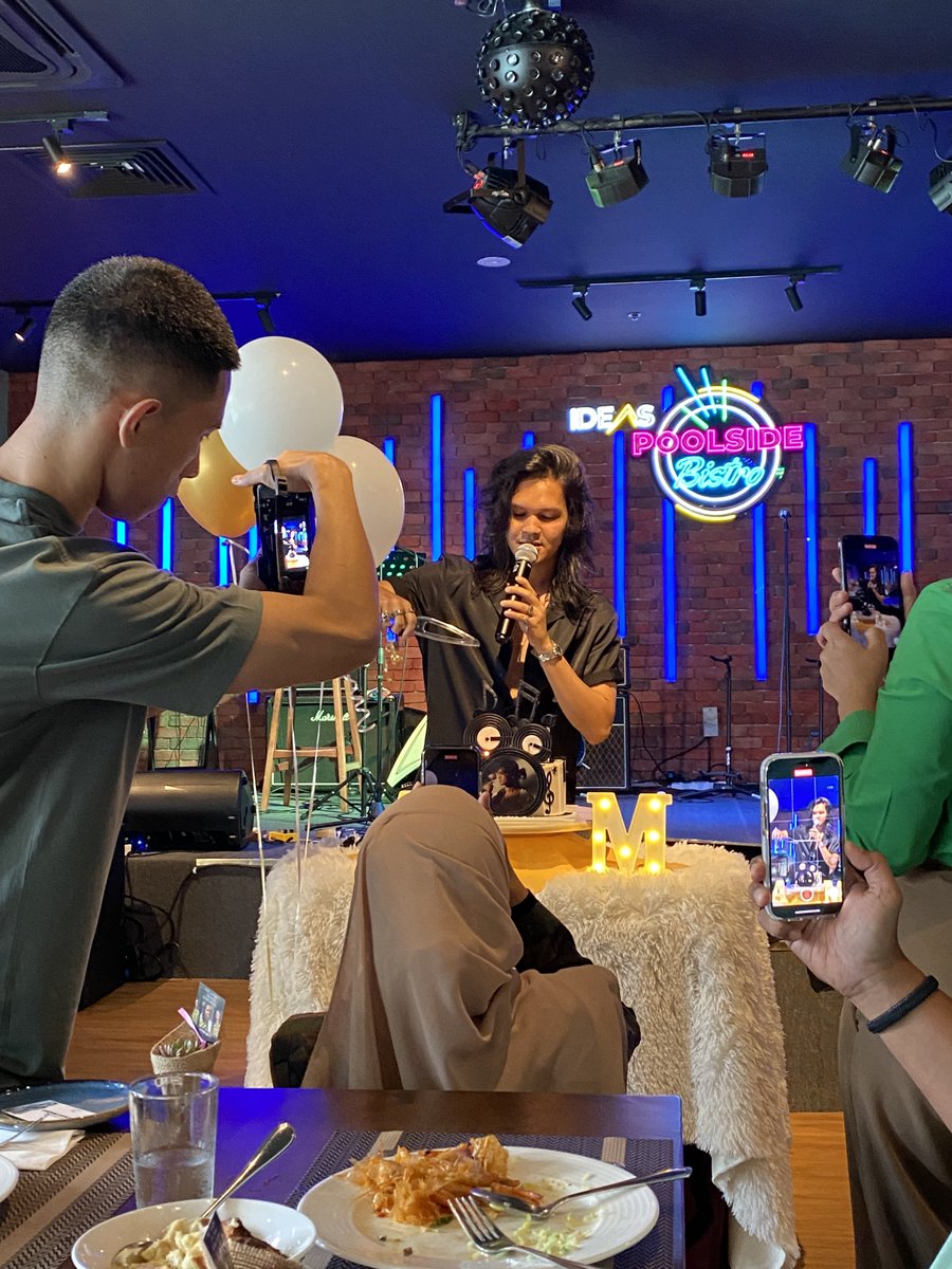 FarahAzrin2's tweet photo. Birthday Celebration for our rockstar @Amir_Masdi 😊 Thanks @ampireofficial 😍😍 #queens https://t.co/lezDM0cIQU