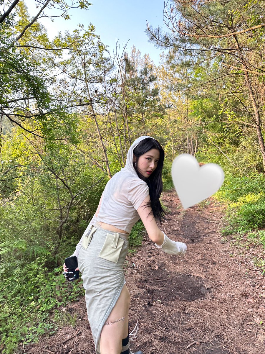 IM_LESSERAFIM's tweet photo. 햇살같은 윤진언니 생일 축하해요🥳💗💗 
#LE_SSERAFIM #르세라핌
#KAZUHA #카즈하 https://t.co/tHfs4FfDES