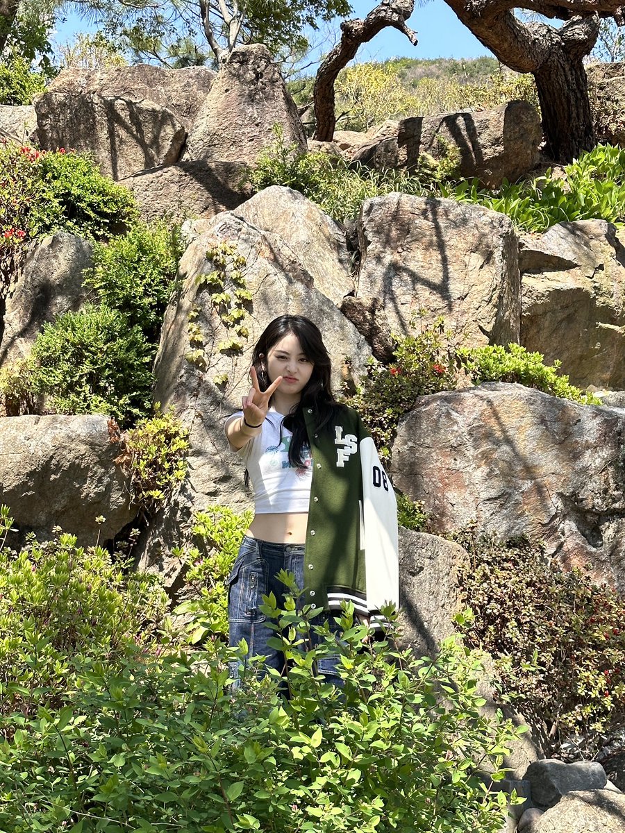 IM_LESSERAFIM's tweet photo. 햇살같은 윤진언니 생일 축하해요🥳💗💗 
#LE_SSERAFIM #르세라핌
#KAZUHA #카즈하 https://t.co/tHfs4FfDES