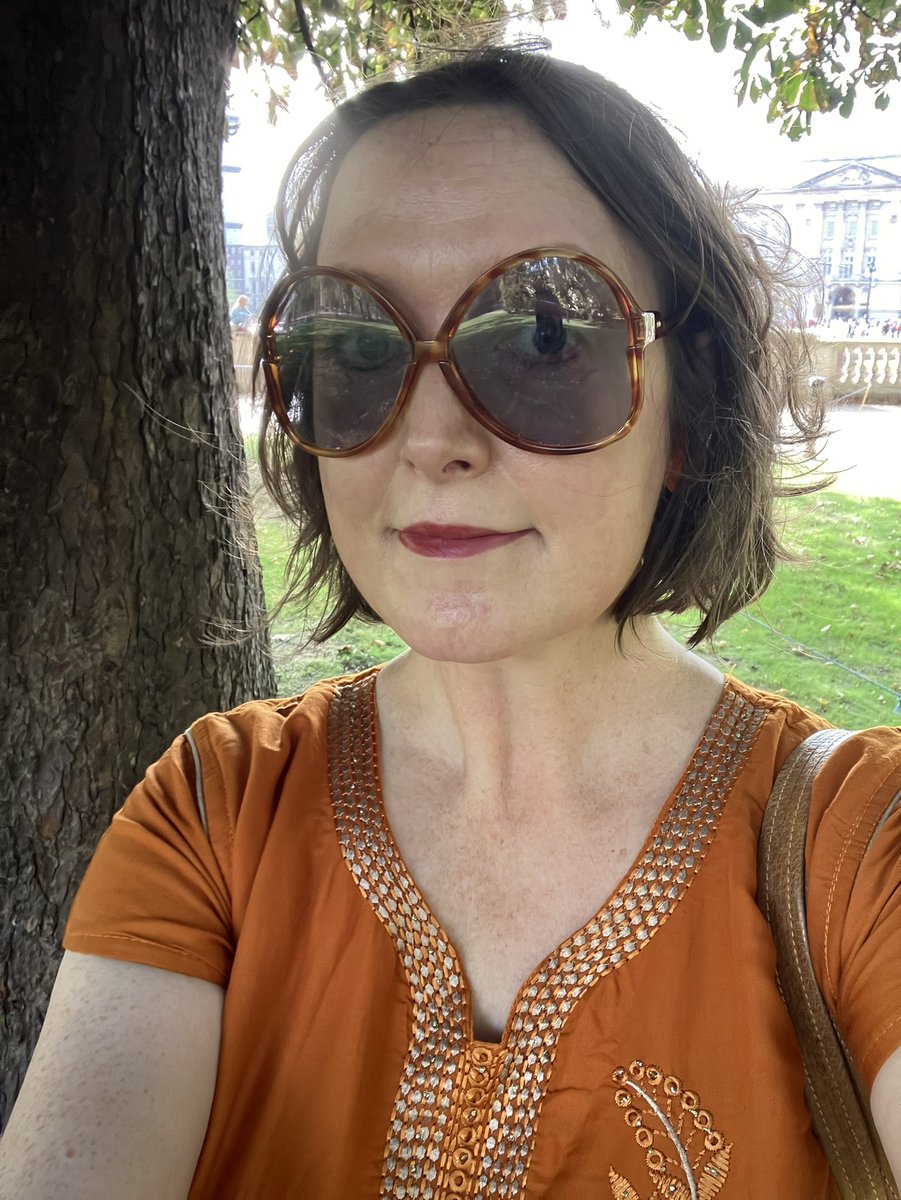 SpectralHeron's tweet photo. Getting my Deirdre’s on #tupperwareorange #easternpromise #seventieslove #themall #hotinthecity https://t.co/gNTpG1kkVh