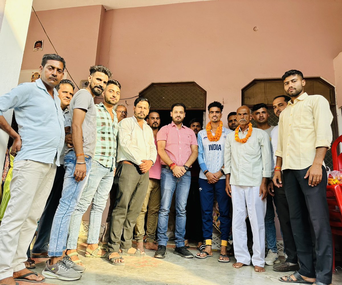premendraguddu's tweet image. एशियन गेम्स में 10 हज़ार मीटर दौड़ में कांस्य पदक जीतकर देश का मान बढ़ाने वाले भाई गुलवीर सिंह को उनके आवास पहुँचकर युवा साथियों संग बधाई दी।
#AsianGames #GulveerSingh #Premendra
