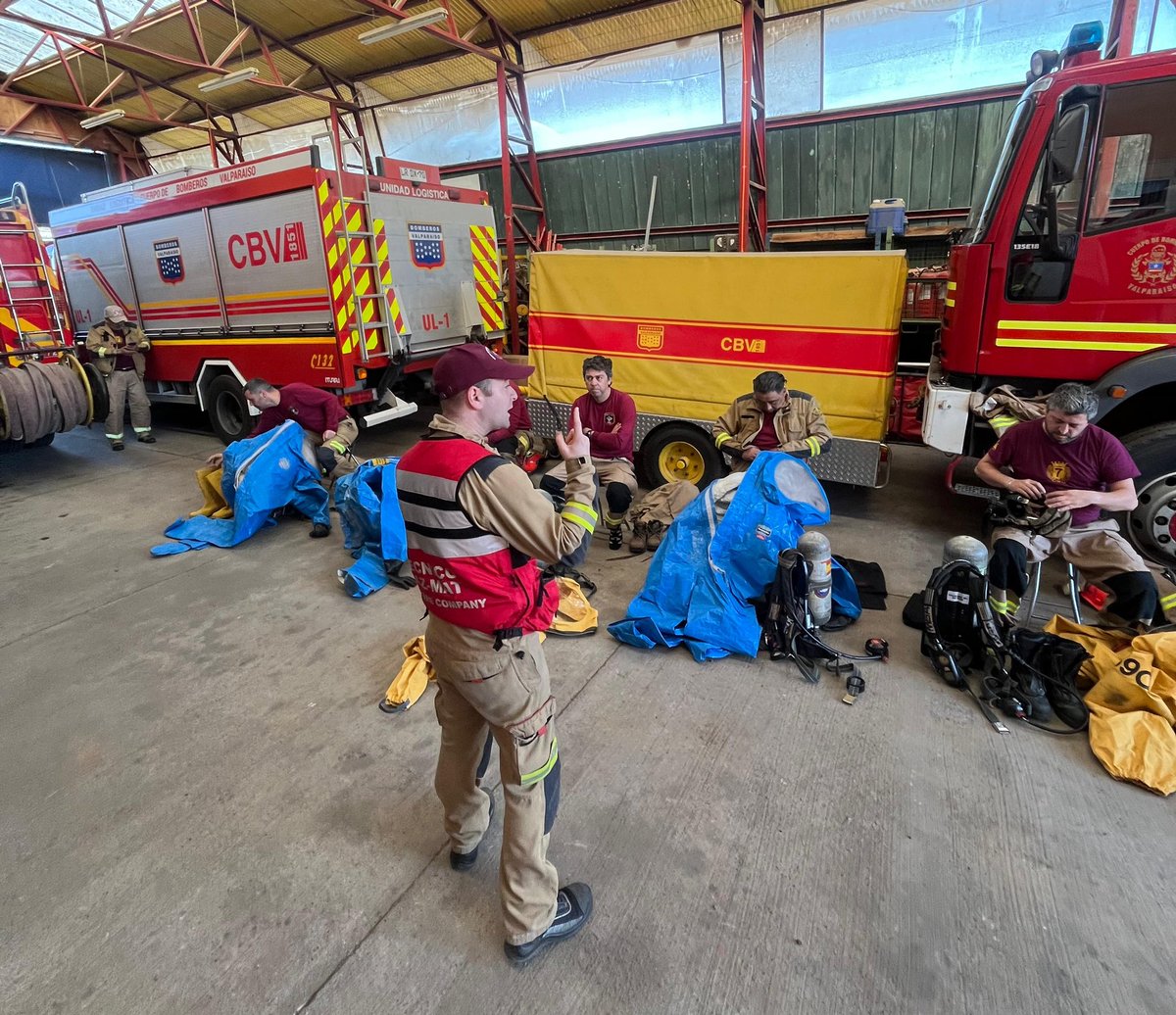 Nuestro grupo de Materiales Peligrosos sigue entrenando en el marco del proceso de acreditación nacional ante el Sistema Nacional de Operaciones <a href="/SNOBomberos/">Sistema Nacional de Operaciones</a>. La <a href="/bombaespana7/">Bomba España CBV 🇪🇸</a> y la <a href="/11thfireco/">11th Fire Company 🇬🇧</a> trabajaron en nivelar equipos de protección personal, descontaminación y operaciones