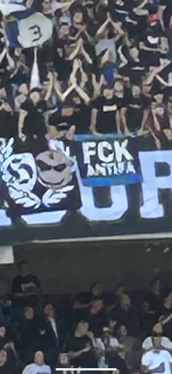 ArnaudKatherine's tweet photo. Le fascisme décomplexé des supporters brugeois #STACLU https://t.co/JrsBvDDTH1