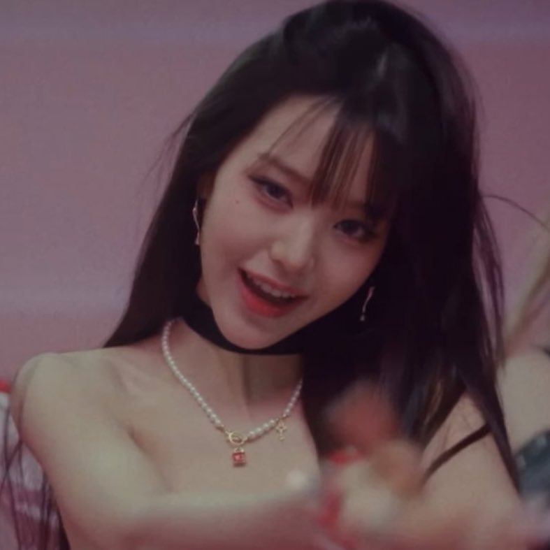 seated for this baddie wonyoung