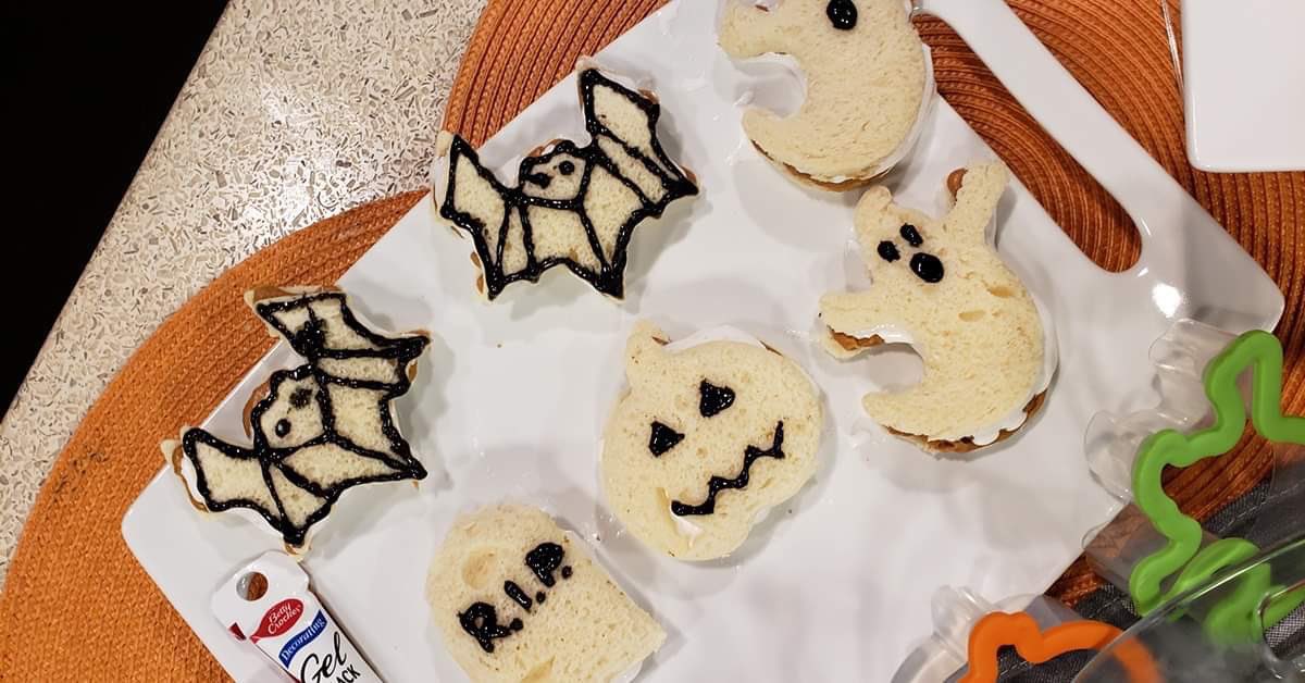GhouliaChilds's tweet photo. HALLOWEEN Fluffernutter Sandwiches via My Price Chopper.
#FluffernutterDay
#GhastlyGastronomy
https://t.co/fORiuKf0Gk https://t.co/AjZhrrzKb9
