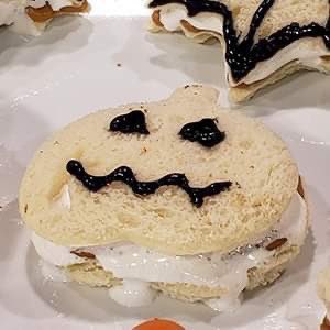 GhouliaChilds's tweet photo. HALLOWEEN Fluffernutter Sandwiches via My Price Chopper.
#FluffernutterDay
#GhastlyGastronomy
https://t.co/fORiuKf0Gk https://t.co/AjZhrrzKb9
