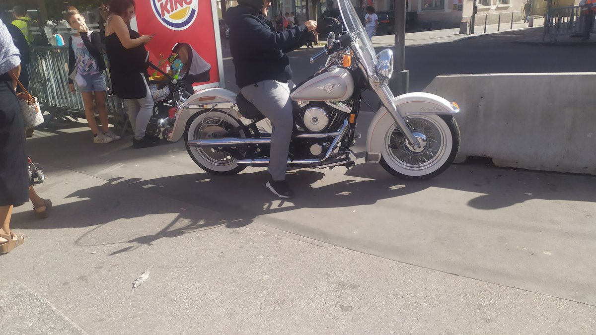 Ce motard trouve ça normal de garer sa moto à la sortie du métro Croix rousse, en pleine vogue des marrons.
Pourquoi s'embêter, puisque la police municipale ferme les yeux.