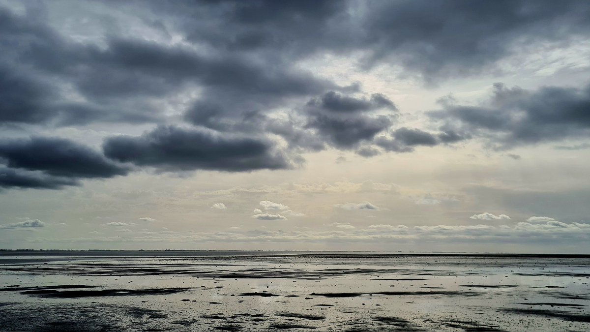 Jacoba_Bakker's tweet photo. Donkere wolken boven het wad.. #Ballumerbocht #Ameland https://t.co/EItEj3zrpB