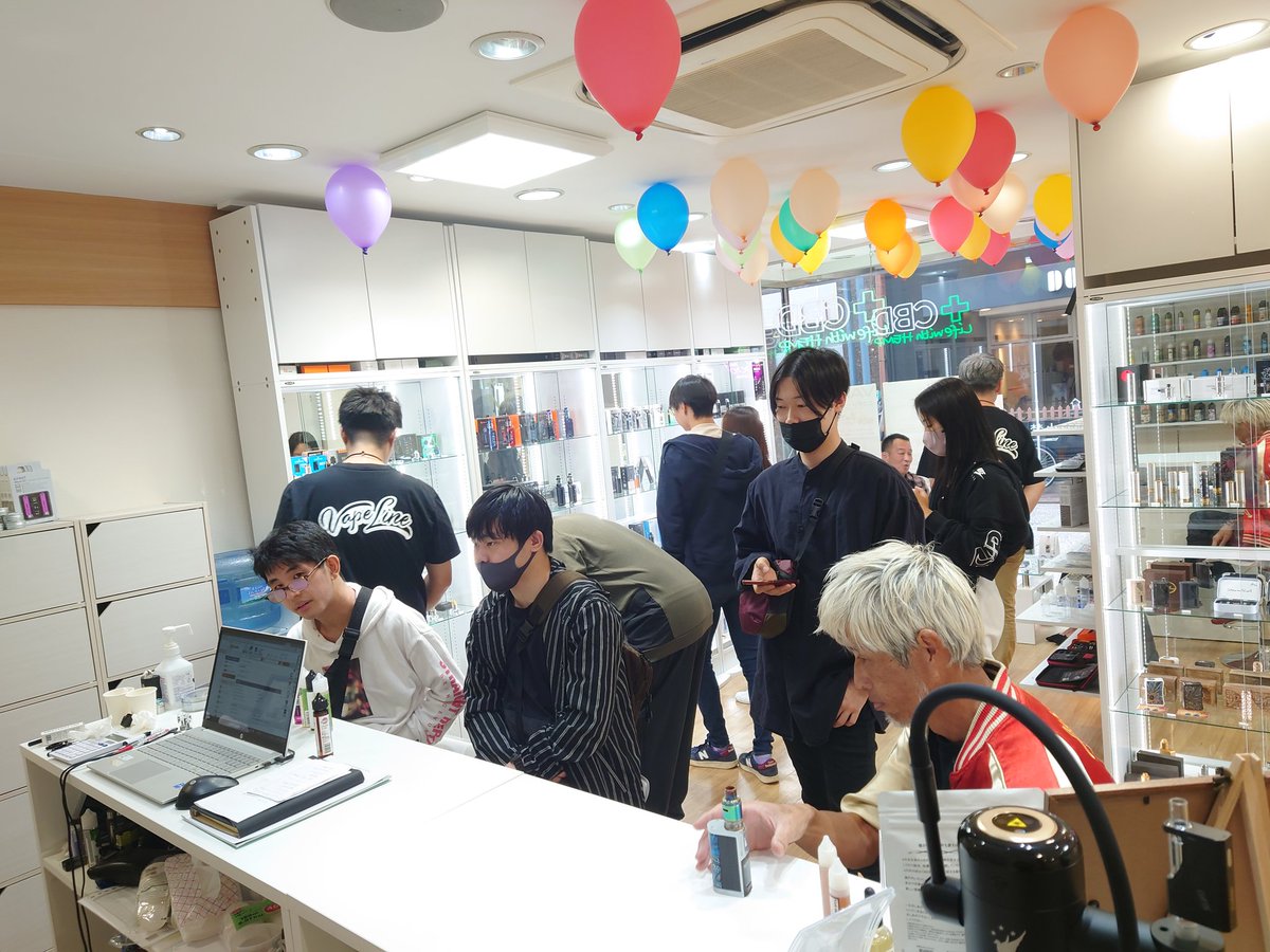 vapeline082's tweet photo. こんばんは🌙
VapeLine広島店❗周年祭✨
沢山のご来店本当に
ありがとうございます🍀
明日も皆様のご来店
お待ち致しております😘

『ホームページ』
https://t.co/cYA3MQ4eKa https://t.co/zrcToK2F2R