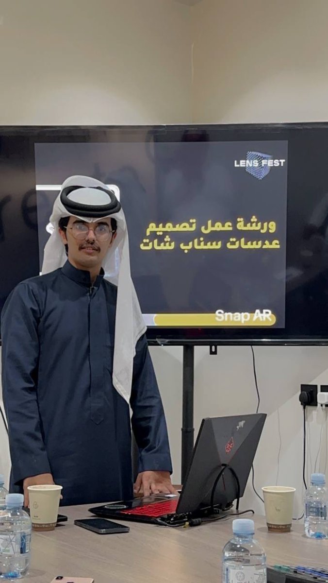 sshsaht's tweet photo. A new workshop to create lenses and a brief about the lens community. Thank you to everyone.

يوم جديد وورشة عمل جديدة في مدينة ابها شكراً لكل الي حضرو كنت سعيد للامانة ان في ناس تعرفت على طريقه التصميم وكانت اول مره يستخدمون فيها البرنامج 
#snapchat
@SnapAR https://t.co/RanR1lS8uu