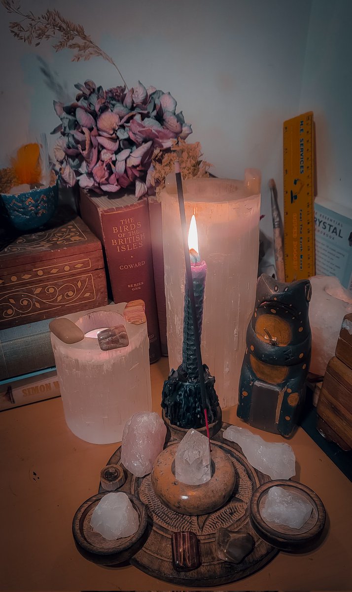 WildWoodMacrame's tweet photo. First time I've been settled at my desk in a while. Feels nice to be back in my space. https://t.co/J71QdBmRBO