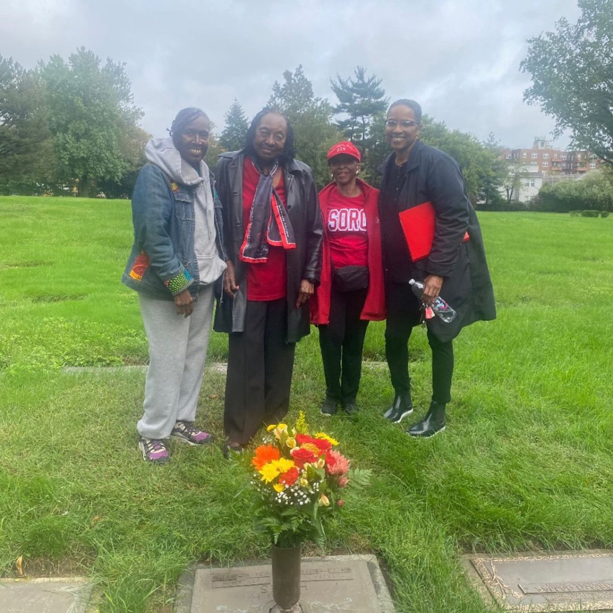 easternregdst's tweet image. #Repost @dstquac
・・・
On Saturday, September 30th, chapter members on the African American History and Heritage &amp;amp; Archives Committees paid tribute to Honorary Member Theresa Merritt Hines at her gravesite in the Maple Grove Cemetery. 

#DSTQuAC
#QuAC1951
#DSTeasternregion