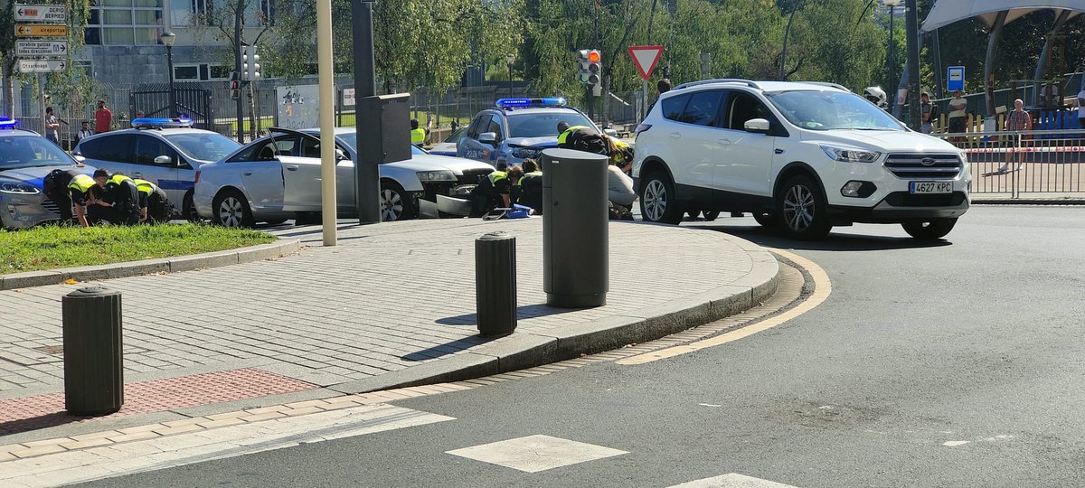 Persecución de película 
El conductor del coche gris que es perseguido por la policía se tira en marcha y el coche de la municipal le pasa por encima,le estaban haciendo un rcp