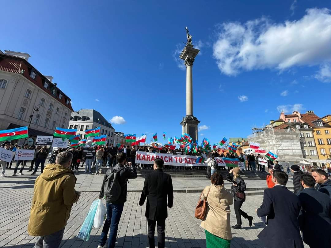 DiasporaAz's tweet photo. Varşavada #Azərbaycan icmasının Sülh Yürüşü keçirilir. 

🇦🇿 #Azerbaijan  #Diaspora #Soydash #Azərbaycan #AzerbaijaniDiaspora https://t.co/USZmMuPmH9