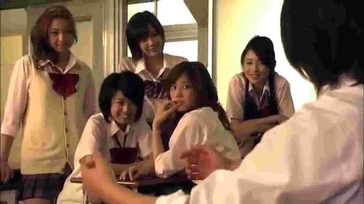 初めて行くゲイバーの
ドア開けた瞬間てこんな感じ…