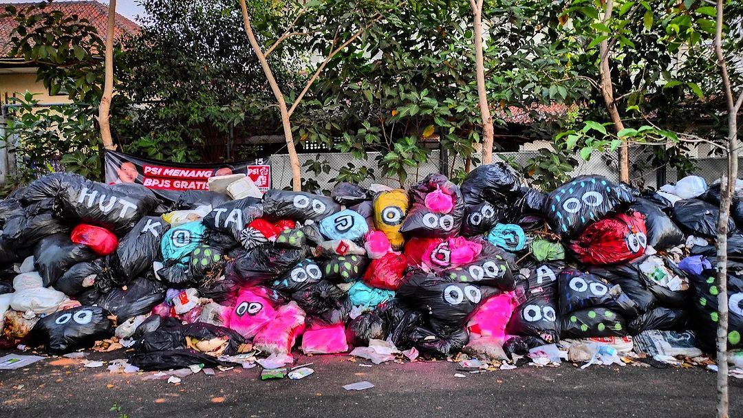 Maaf terlambat nih ngucapinnya. Pokoknya Selamat Hari Ulang Tahun Kota Jogja 267 tahun. 

Lokasi : Kota baru Yogyakarta 
(Aditdoodleman)