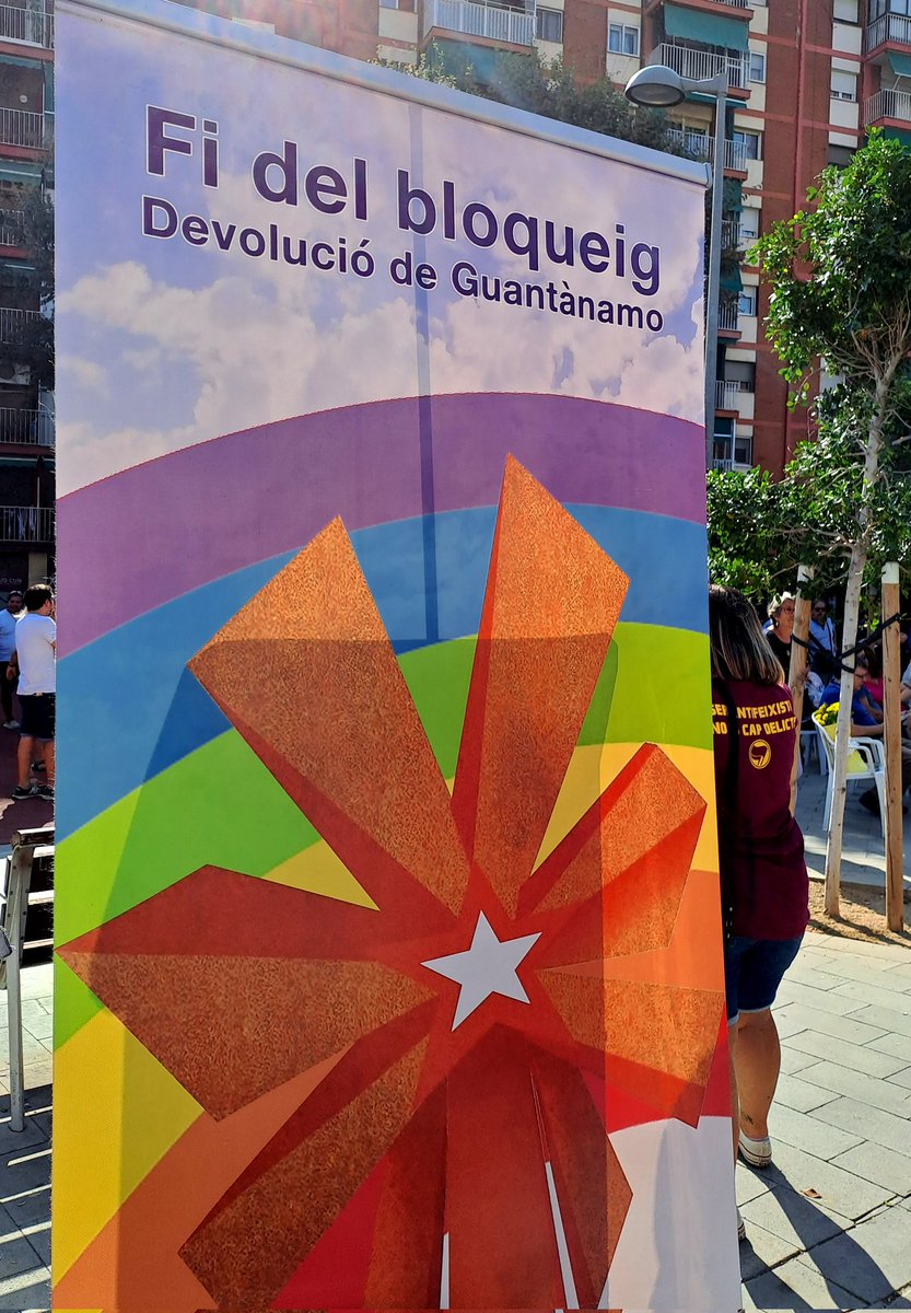 Aquest matí hem recordat la mort del Comandant Che Guevara, al costat del monument que té a La Salut #Badalona
El seu compromis internacionalista per la llibertat dels pobles i el convenciment que "no hi ha sobirania política, sense sobirània econòmica", el compartim a Catalunya.