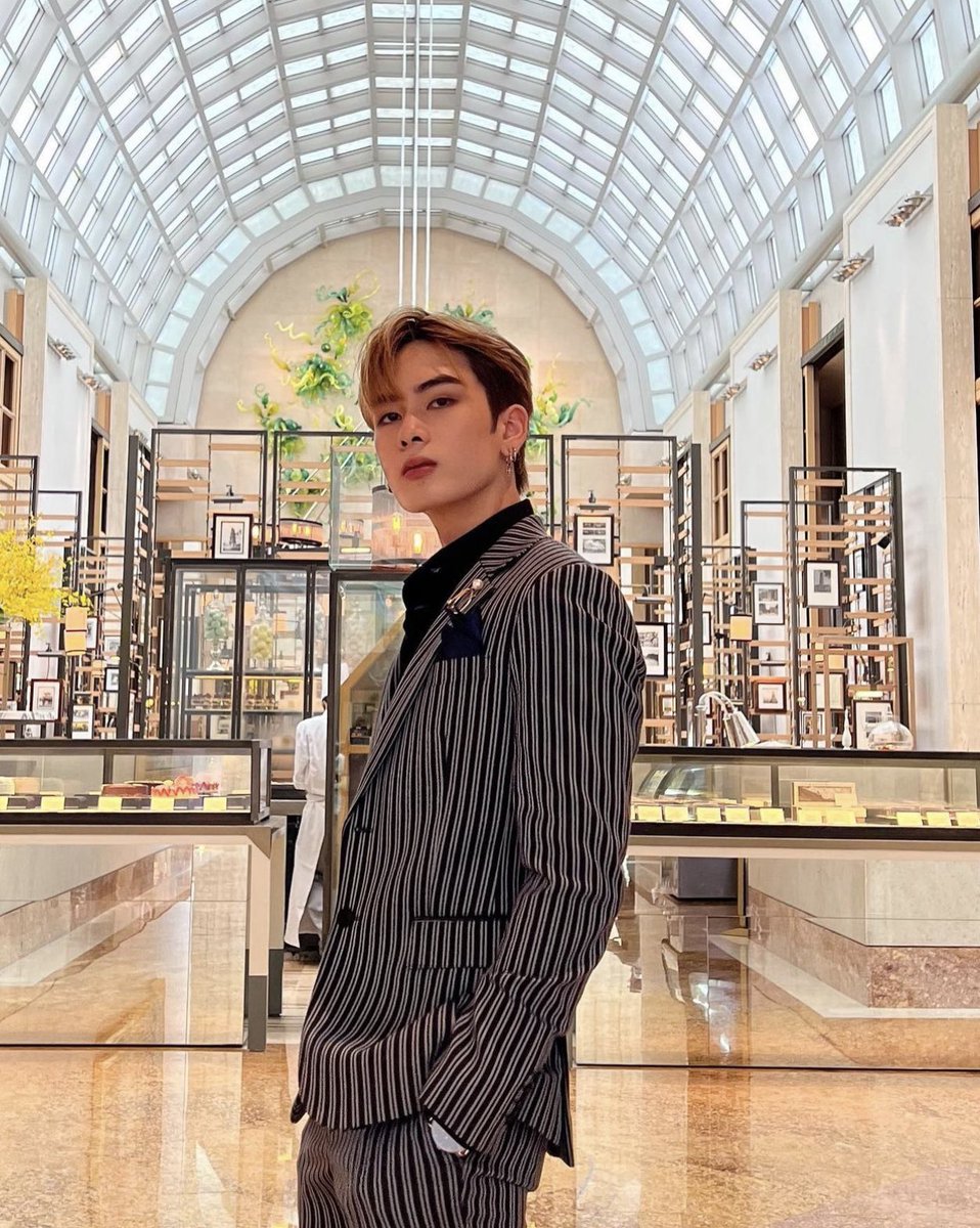 I think this look is : <a href="/PaterAngelum/">InTouch (In) Theerapanyakul</a> dinner. 😉