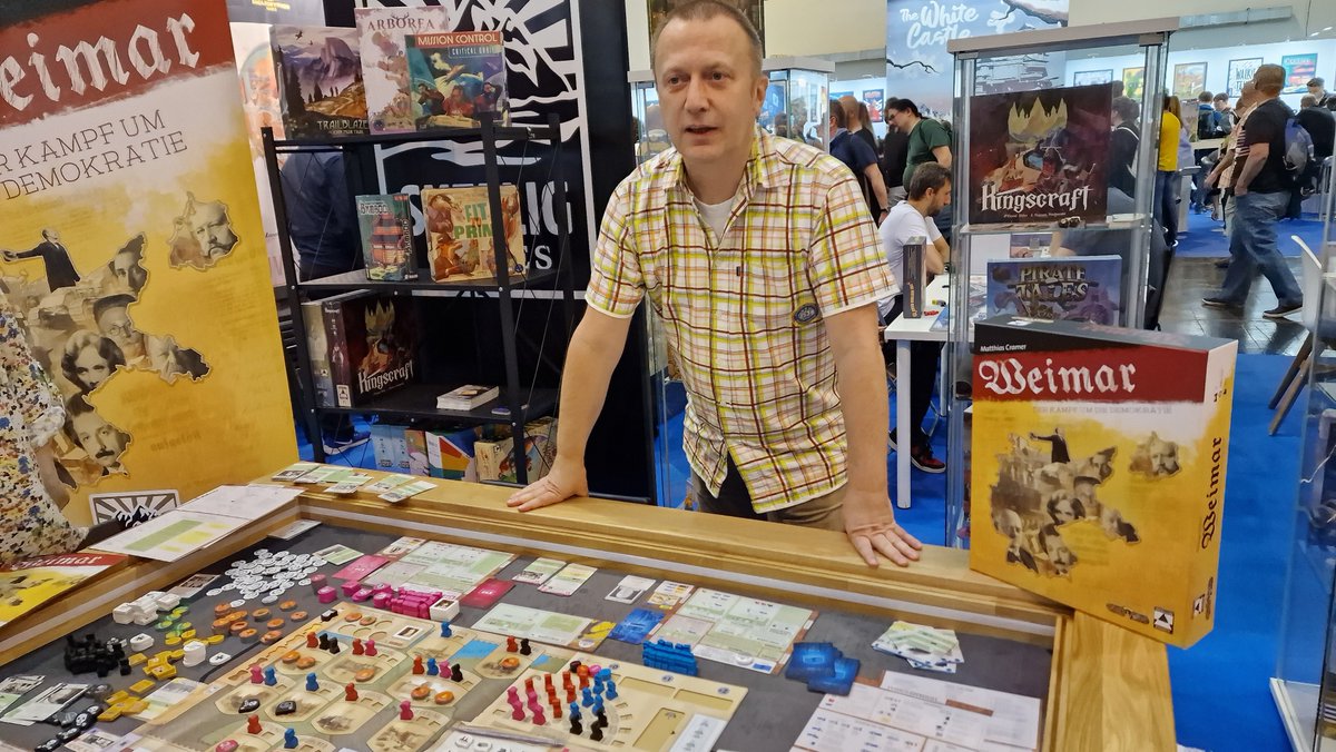 Das Lootcar fährt wieder gen Norden. Es war eine rauschende Woche mit tollen Gesprächen und Spielen! Zuletzt noch Matthias Cramer getroffen, den Autor von Weimar. Für mich ist das Spiel eines der Highlights dieses Jahres.