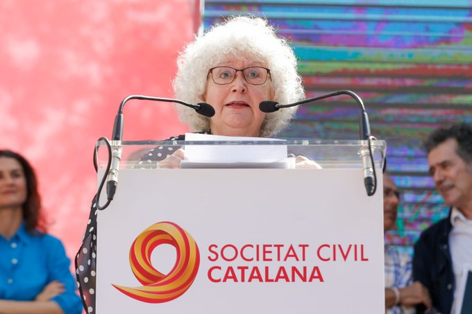 psiborn's tweet photo. Ella és dels Comuns, ell del PSOE, avui han protagonitzat la manifestació feixista contra Catalunya. Es reparteixen els papers, però són tots el mateix: extrema Espanya. https://t.co/5FIWW7M10D