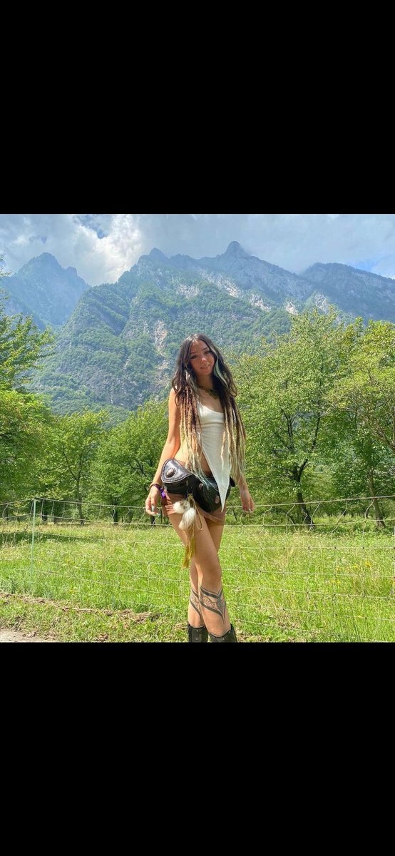 SafranAlice's tweet image. Je n'arrête pas de penser à cette jeune fille, à ces images que j'aurais voulu ne jamais voir. À sa famille, à ses proches, qui peut-être ne pourront jamais récupérer son corps et l'enterrer dignement. Ceux qui excusent le Hamas excusent cette horreur. Repose en paix #ShaniLouk