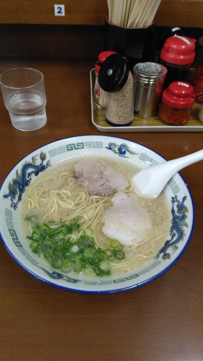 matsuo63046292's tweet photo. 本日はエバヤンのツアーファイナルでした。
魂のこもったライブ最高でした。
久留米にbachoとSUPER BEAVERを呼んでくれて有難う御座いました。
おかげでいい誕生日を迎えられました。
ツアー完走お疲れ様でした。
久留米ラーメンも最高でした！

#THEFOREVERYOUNG  #bacho
#SUPERBEAVER
#ラーメン八 https://t.co/Rn9B1IptL6