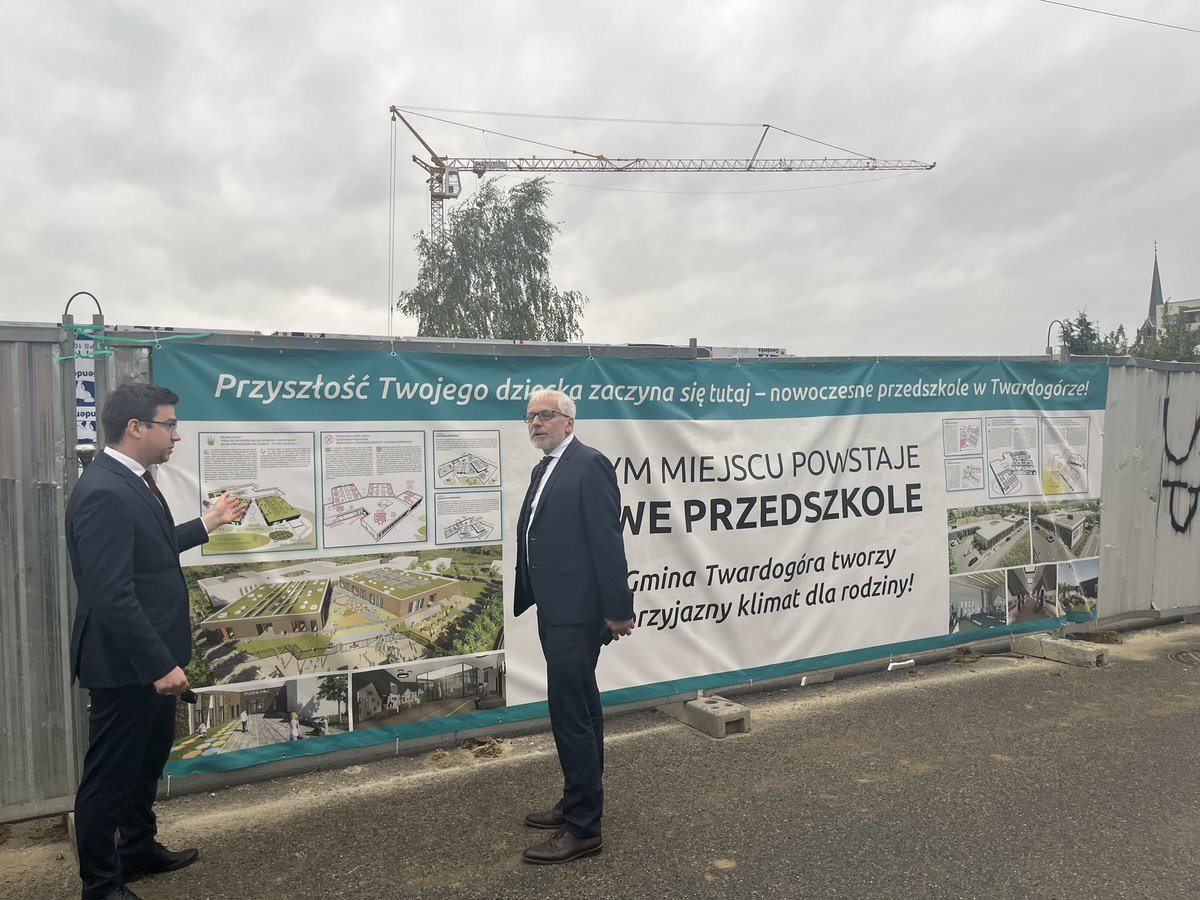 Obremski_'s tweet photo. Gospodarska wizyta w #Twardogóra @PawelCzulinski.
🔈Są powody do radości, właśnie Gmina w trakcie budowy energooszczędnego innowacyjnego przedszkola otrzymała kolejne dofinansowanie rządowe w wysokości 8 mln zł na drugi etap projektu w ramach #RPIS . 🤝 #BudujemyPolskęLokalną https://t.co/qoS2zbeFKq