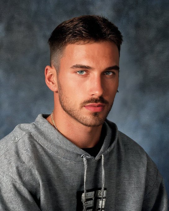 definitely real pics &amp; not 90s AI mike https://t.co/3lekRvK2Pe