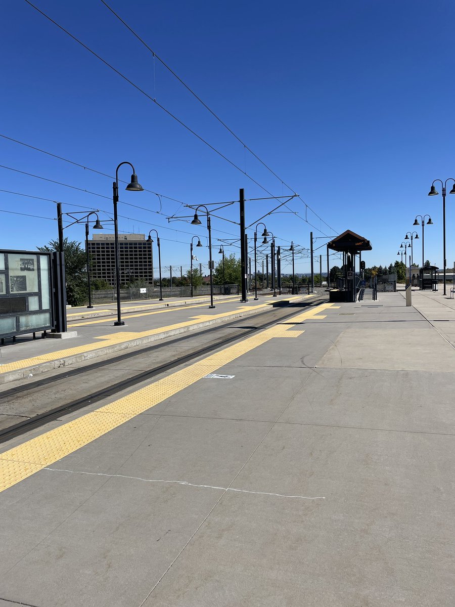 Melimel540's tweet image. waiting on the train. its so damn beautiful today. #Broncos #5280love