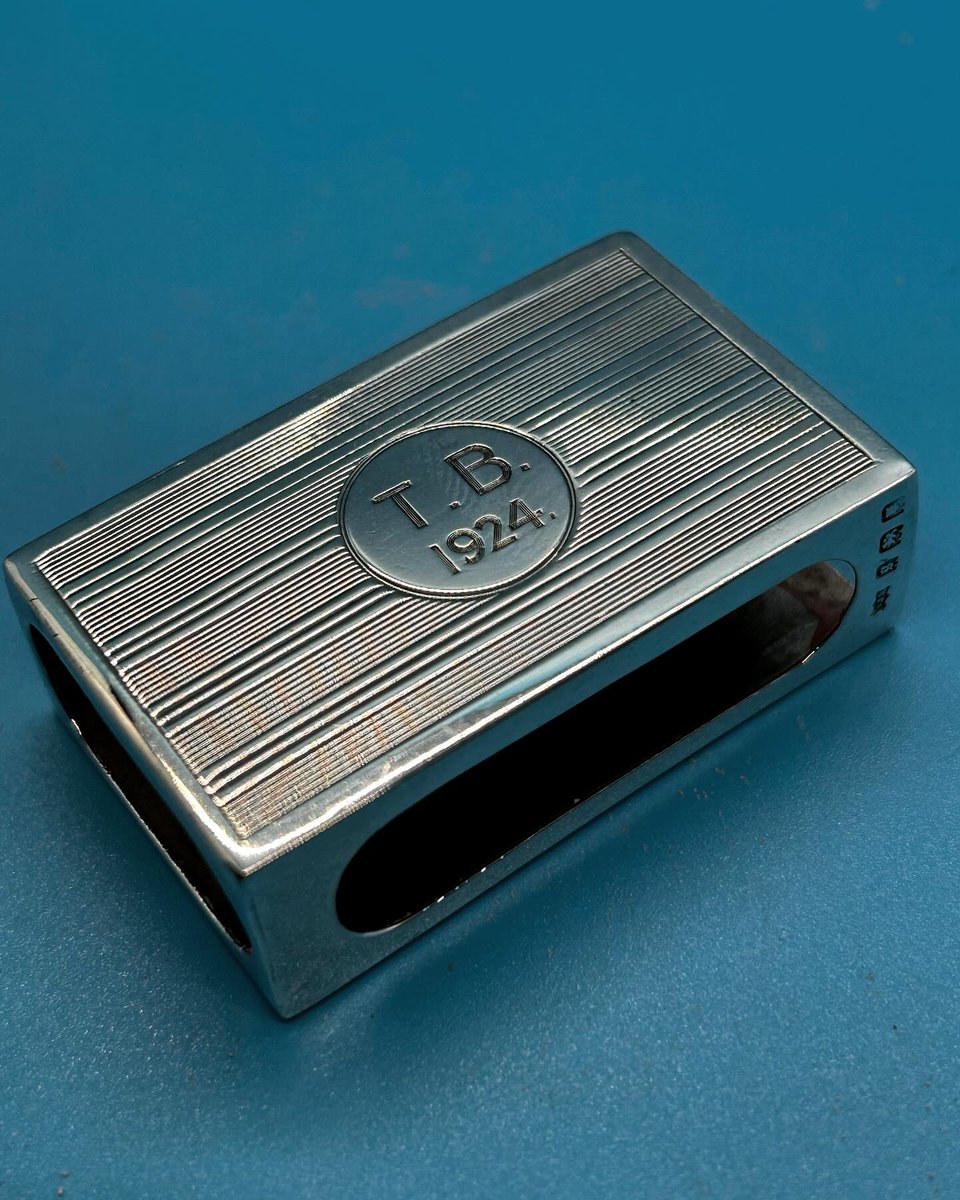 HTNantiques's tweet image. Beautiful #solidsilver #artdeco #matchbox cover!

happinessnostalgia.etsy.com/listing/156952…

happinessthroughnostalgia.com

#MHHSBD #antiques #antiquestore #antiquesarecool #vintage #etsy #EtsySeller #etsyfinds  #etsygifts #etsyshop #etsylovers #etsystore #homedecor #giftideas #giftsforhim #giftsforher