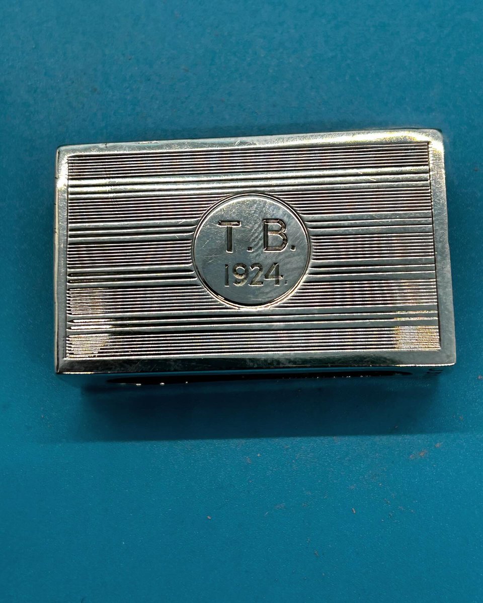 HTNantiques's tweet image. Beautiful #solidsilver #artdeco #matchbox cover!

happinessnostalgia.etsy.com/listing/156952…

happinessthroughnostalgia.com

#MHHSBD #antiques #antiquestore #antiquesarecool #vintage #etsy #EtsySeller #etsyfinds  #etsygifts #etsyshop #etsylovers #etsystore #homedecor #giftideas #giftsforhim #giftsforher