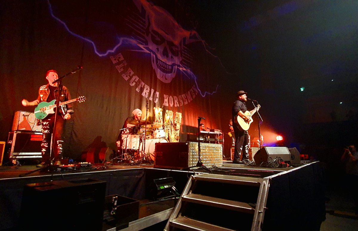 EmslandArena's tweet photo. Los geht's! @WellBadMusic eröffnen als The BossHoss-Support den Abend! 🤘
𝗧𝗜𝗣𝗣: AM FR | 15.03.2024 spielen #WellBad eine eigene Show im JuZ #AlterSchlachthof, hier in Lingen. Tickets & Infos: https://t.co/kPehLZQoH6
#Lingen #EmslandArena #LIVE #BossHoss #TheBossHoss https://t.co/PIq1TClLO7