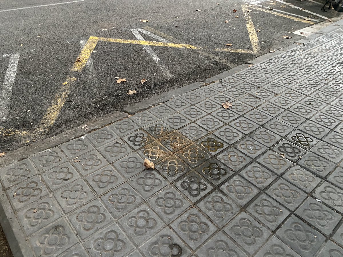 CuidemSant's tweet photo. 👤👤 Les portes a c/Aldana cada dia.

2 sense sostre a cada cantonada, un d’ells amb problemes de drogadicció, son la benvinguda a un carrer fosc, malmès, amb @escola_aldana i on els incívics pixen i caguen moltes vegades al dia.

Sancions als incívics 😷🤢 i plataforma única ja. https://t.co/CZmalx4GZz