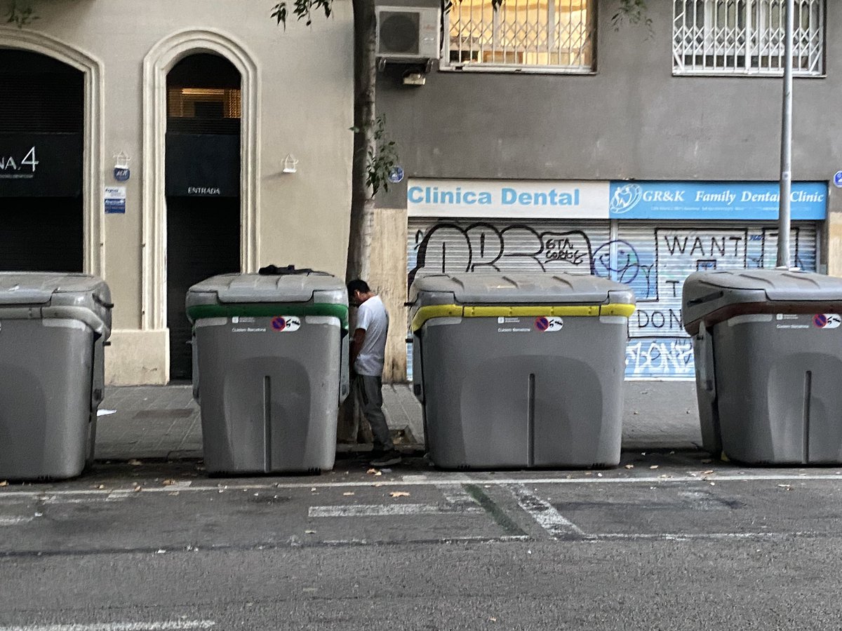 CuidemSant's tweet photo. 👤👤 Les portes a c/Aldana cada dia.

2 sense sostre a cada cantonada, un d’ells amb problemes de drogadicció, son la benvinguda a un carrer fosc, malmès, amb @escola_aldana i on els incívics pixen i caguen moltes vegades al dia.

Sancions als incívics 😷🤢 i plataforma única ja. https://t.co/CZmalx4GZz