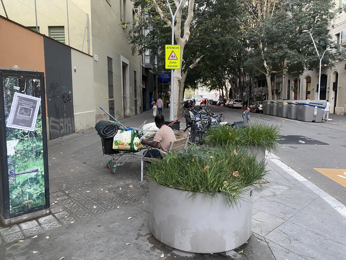 CuidemSant's tweet photo. 👤👤 Les portes a c/Aldana cada dia.

2 sense sostre a cada cantonada, un d’ells amb problemes de drogadicció, son la benvinguda a un carrer fosc, malmès, amb @escola_aldana i on els incívics pixen i caguen moltes vegades al dia.

Sancions als incívics 😷🤢 i plataforma única ja. https://t.co/CZmalx4GZz