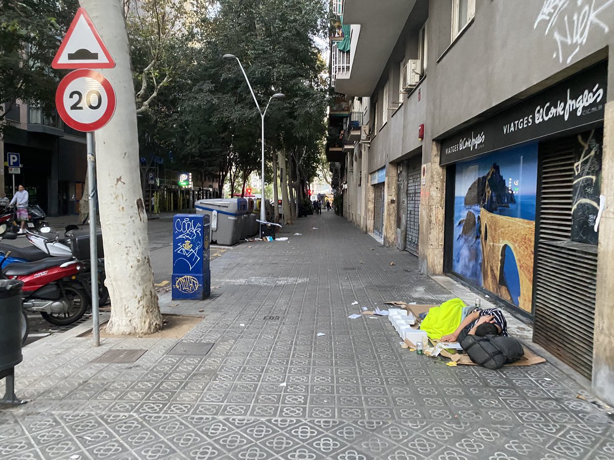 CuidemSant's tweet photo. 👤👤 Les portes a c/Aldana cada dia.

2 sense sostre a cada cantonada, un d’ells amb problemes de drogadicció, son la benvinguda a un carrer fosc, malmès, amb @escola_aldana i on els incívics pixen i caguen moltes vegades al dia.

Sancions als incívics 😷🤢 i plataforma única ja. https://t.co/CZmalx4GZz