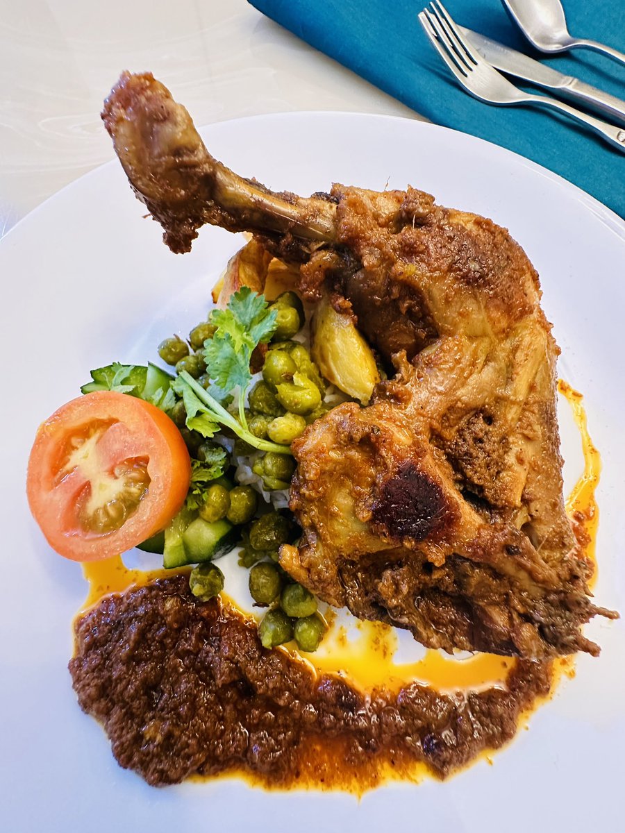 ZenabArif's tweet photo. Best combo a piece of chicken mussallam, green 🫛 peas , air fried potato wedges with some greens.🥬 https://t.co/0nDdonwnXl
