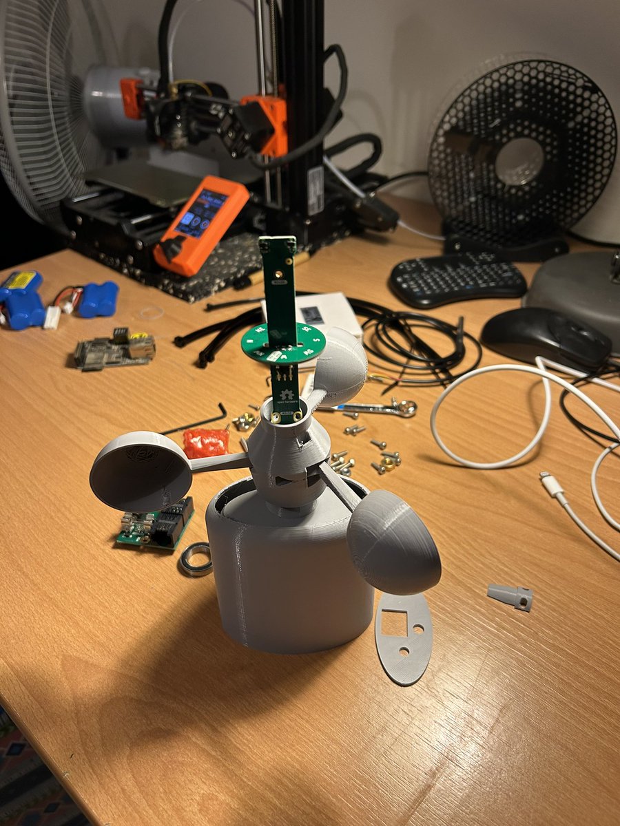 Mám za sebou první den tisku, už to začíná dostávat tvar :))