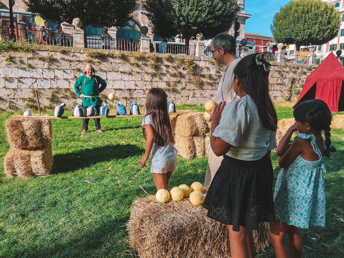 En la miniferia medieval y asalto al castillo organizado por <a href="/EgoRudericoAsoc/">Asociación ego ruderico</a> también lo han disfrutado de lo lindo 

#BurgosCidiano 2023 ❤️