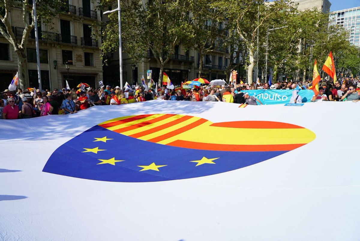 Hoy hemos estado donde había que estar: en Barcelona. Del lado de la Constitución, del Estado de derecho y de la justicia. 

Un día emocionante en el que hemos vuelto a llenar las calles.