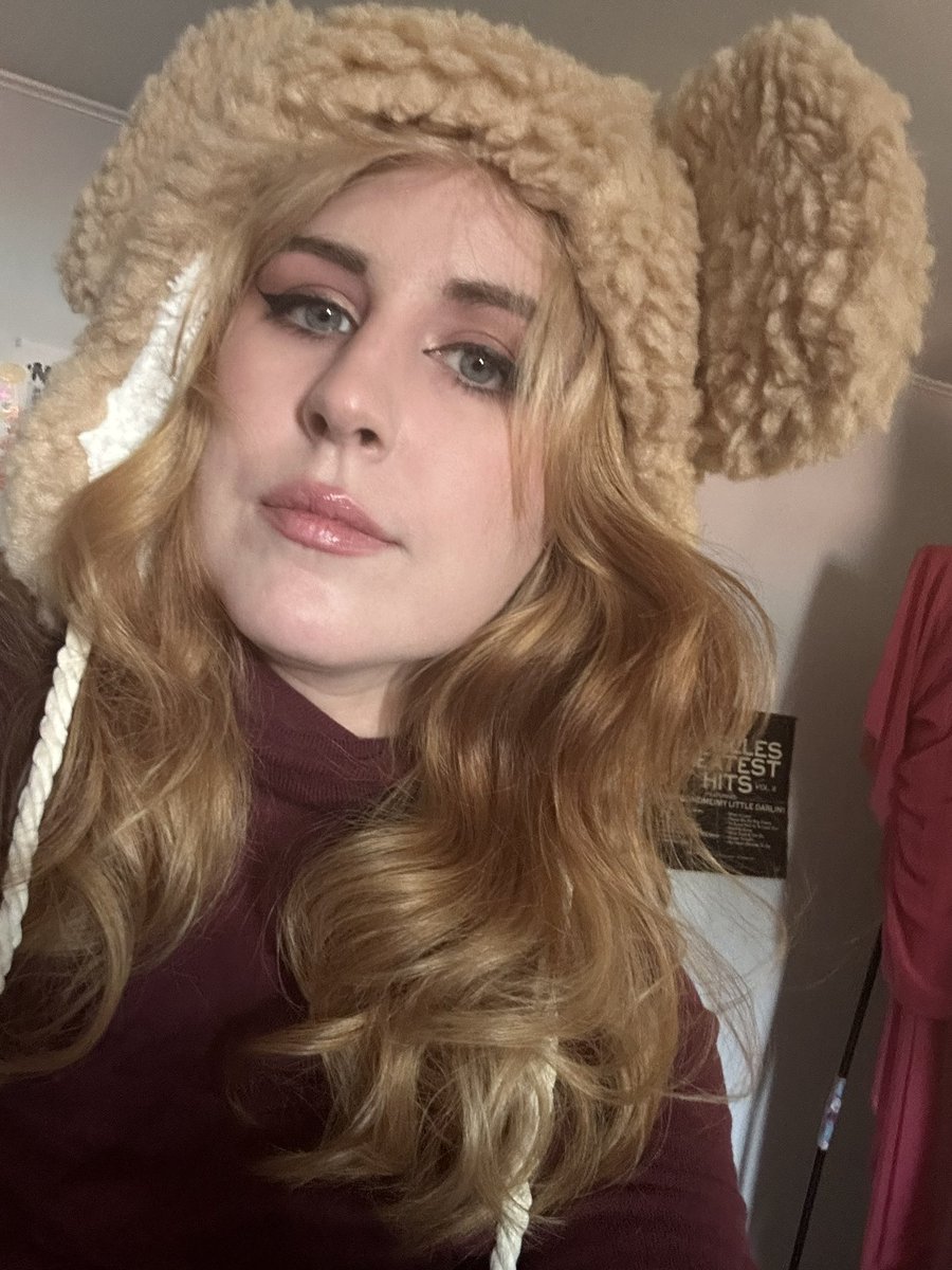 RubySpacek's tweet photo. 🎶teddy bear🎶🧸🎶ooOoo 🎶oo🎶OOHhh🎶 so pumped to see #stayc #staycgirls got my teddy bear hat in mail today ❤️🧸 lezgoooo https://t.co/Ag9SsIvKto