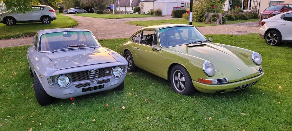 What a choice! 🎯 
Sometimes the best cars are not in the car show, but parked near by 🏆🏆

#Porsche #PorschePerfection #Alfa #AlfaRomeo #classiccars