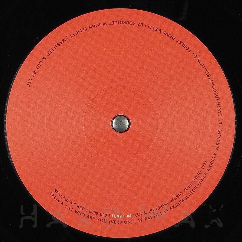 flxk1_'s tweet photo. I have a new record with Versions by Onar Anxiety and Forest Drive West plus a collaboration with @MineralDisk out now on @nullpunktrec via @hardwax. I made 200 copies of these including a special edition. #nullpunktrec #10ynullpunktrec #25yhiddenhawaii https://t.co/HMTsCM9Lvh