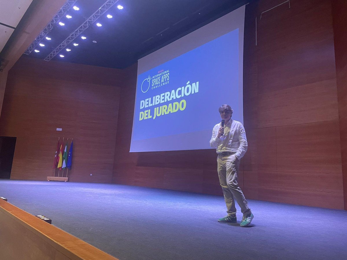 aemprende's tweet photo. 📡Ya hay EQUIPOS GANADORES 🛰️ NASA Internacional #SpaceApps Challenge @SpaceAppsSpain #Sevilla

🏅 Entrega el premio, @daniescacena, nuestro director

🫶ENHORABUENA a todos! Ganadores➕Finalistas, por estas 48 h. de ingenio innovador🚀

#SemanaEspacioSevilla #WSW2023 #EmprendeAND https://t.co/p4lu1rPbJC