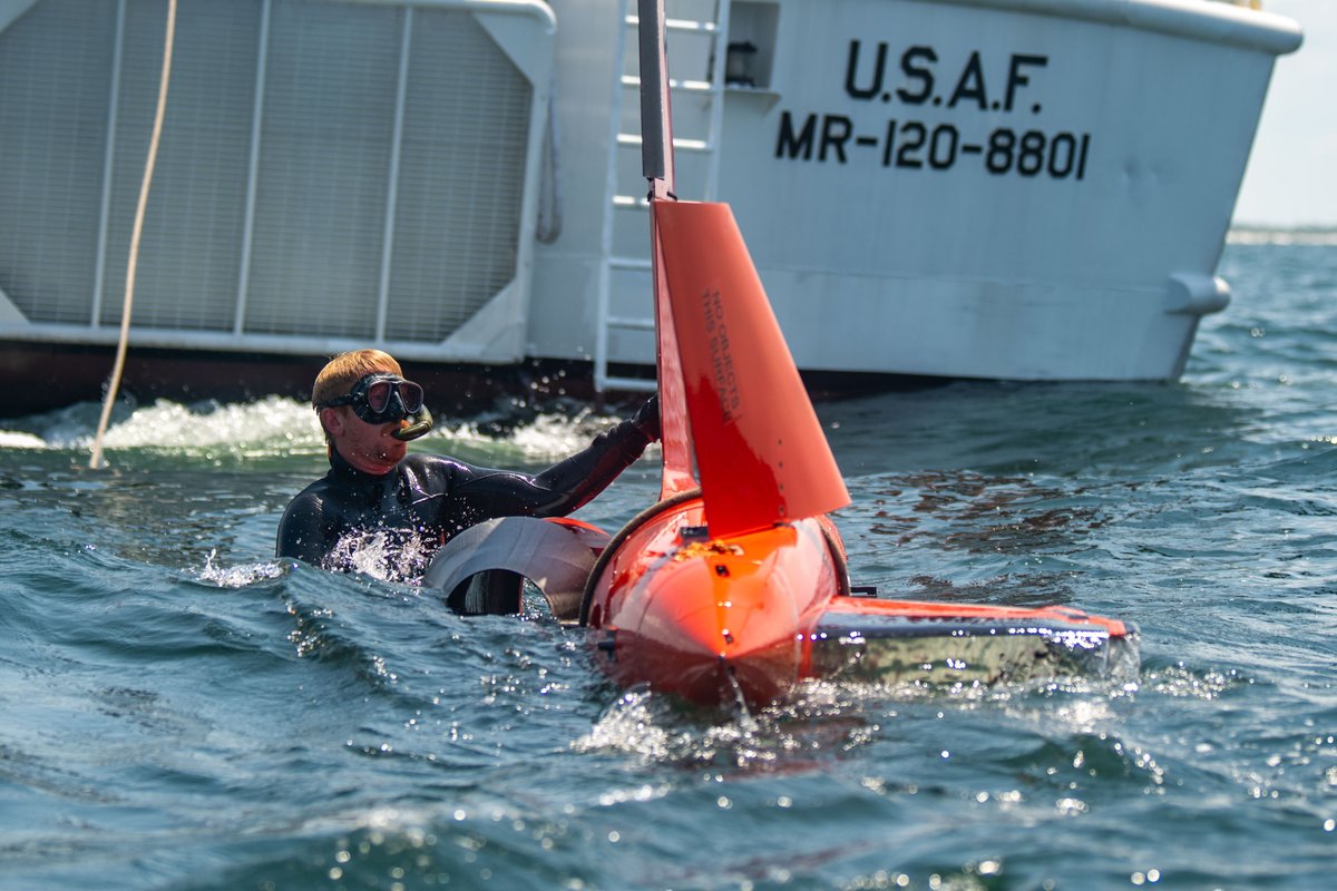 usairforce's tweet photo. #DYK the Air Force operates a watercraft fleet? Whenever aerial training targets are dispatched, #Airmen with the 82nd Aerial Target Squadron are charged with tracking &amp; recovering them. Learn more about their unique mission 👇 
https://t.co/kGARFd7CE8 https://t.co/UE86QUl0R8