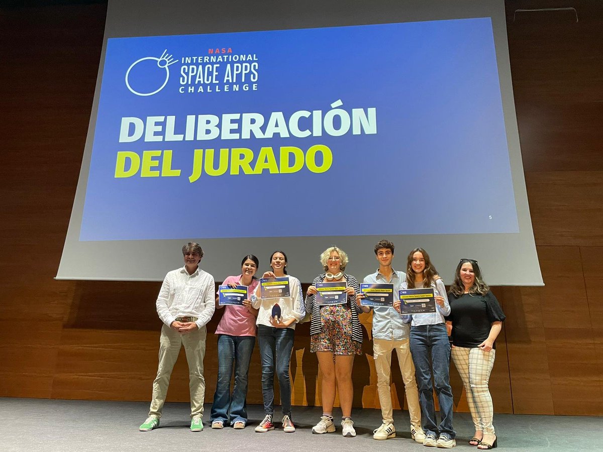aemprende's tweet photo. 📡Ya hay EQUIPOS GANADORES 🛰️ NASA Internacional #SpaceApps Challenge @SpaceAppsSpain #Sevilla

🏅 Entrega el premio, @daniescacena, nuestro director

🫶ENHORABUENA a todos! Ganadores➕Finalistas, por estas 48 h. de ingenio innovador🚀

#SemanaEspacioSevilla #WSW2023 #EmprendeAND https://t.co/p4lu1rPbJC