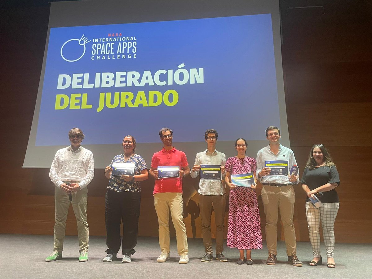 aemprende's tweet photo. 📡Ya hay EQUIPOS GANADORES 🛰️ NASA Internacional #SpaceApps Challenge @SpaceAppsSpain #Sevilla

🏅 Entrega el premio, @daniescacena, nuestro director

🫶ENHORABUENA a todos! Ganadores➕Finalistas, por estas 48 h. de ingenio innovador🚀

#SemanaEspacioSevilla #WSW2023 #EmprendeAND https://t.co/p4lu1rPbJC